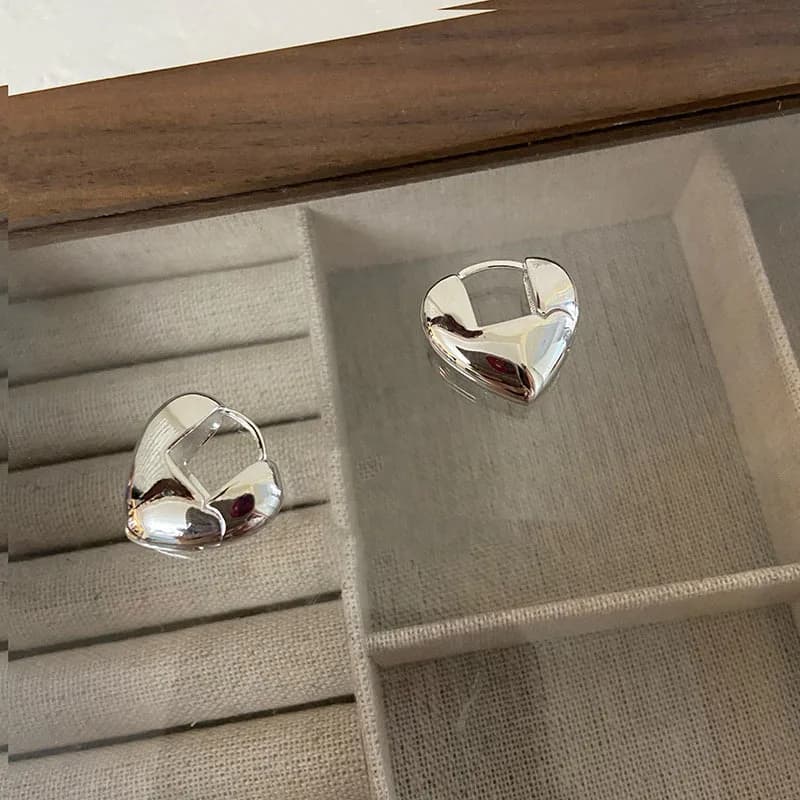 Orecchini a cuore in stile francese con design di nicchia in stile coreano per donna, stile di lusso leggero, semplice, alla moda e di fascia alta, modello 2022