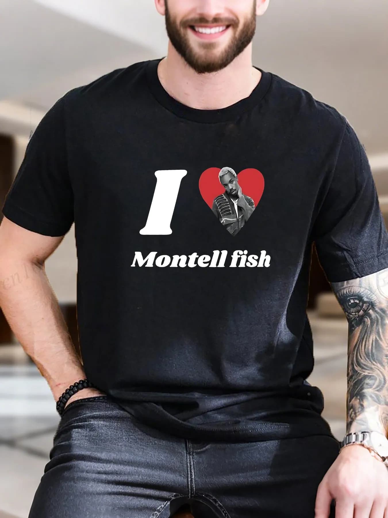T-shirt con stampa grafica da uomo di nuova moda di arrivo in morbido cotone Comfort Fit alla moda con microfono a forma di cuore, traspirante, casual estivo