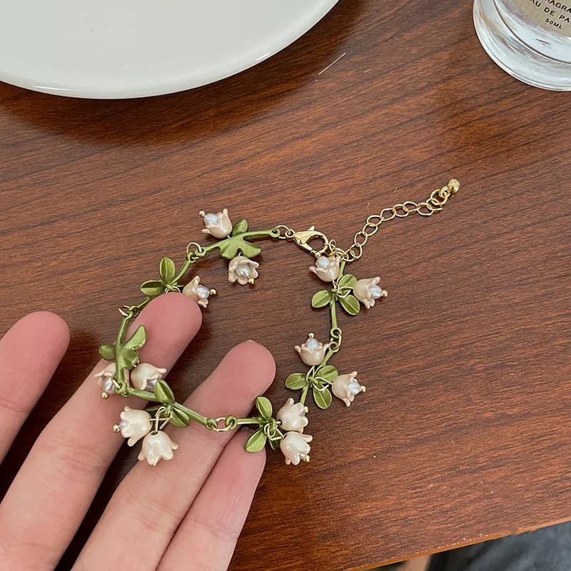 Orecchini di perle bianche del mughetto, bracciale, collana ~ Orecchini di nuovo stile primaverile simili a una fata, catena di clavicole da ragazza