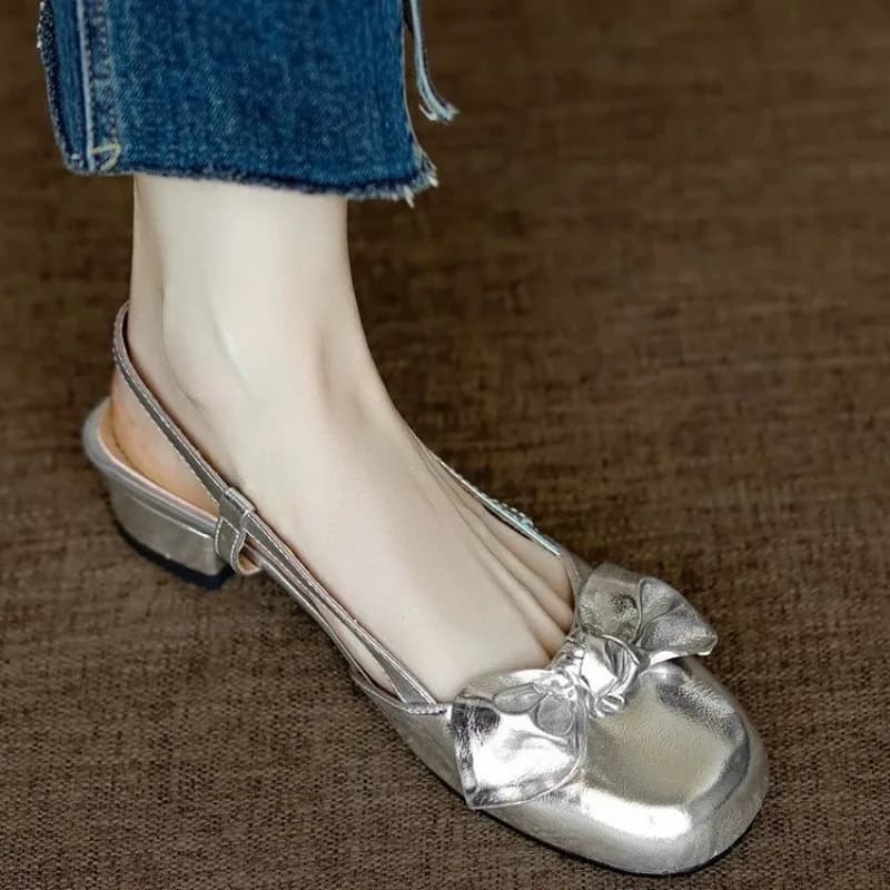 2025 Nuovi sandali Baotou estivi alla moda e versatili con fiocco Scarpe da donna con tacco a blocchi per il retro viaggio francese