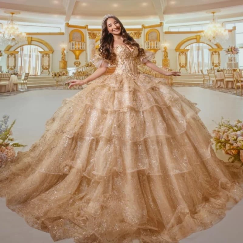 Abiti Quinceanera lucidi champagne con spalle scoperte Applique con perline Abito in tulle a strati con corsetto in tulle per feste di compleanno dolce 16