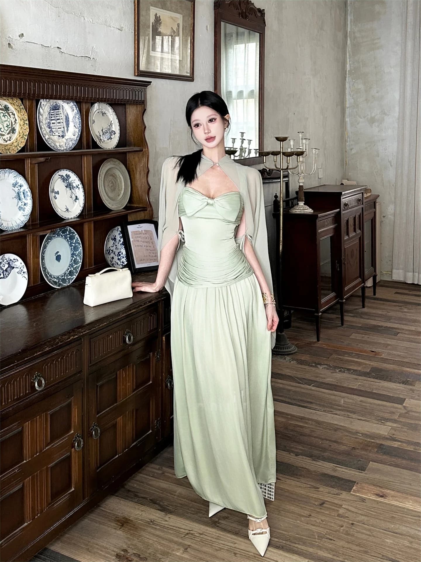 Abito lungo da donna verde lucido con cintura in vita, set due pezzi con gonna a vita alta a trapezio, elegante copricostume protettivo solare