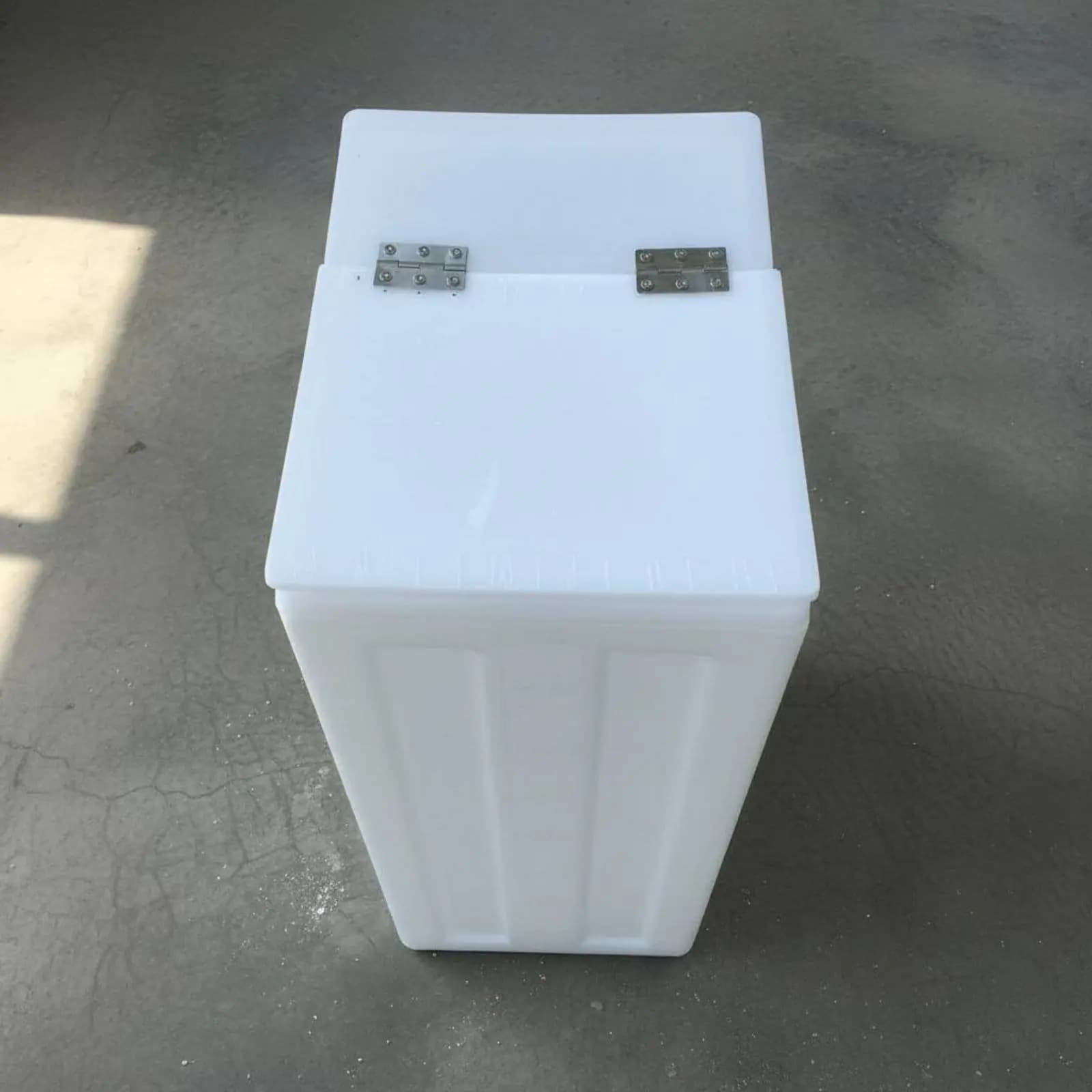 Square Water Storage Container Leak-Resistant Hinged Lid Water Container Upright Storage Receptacle with Lid Wide Opening
