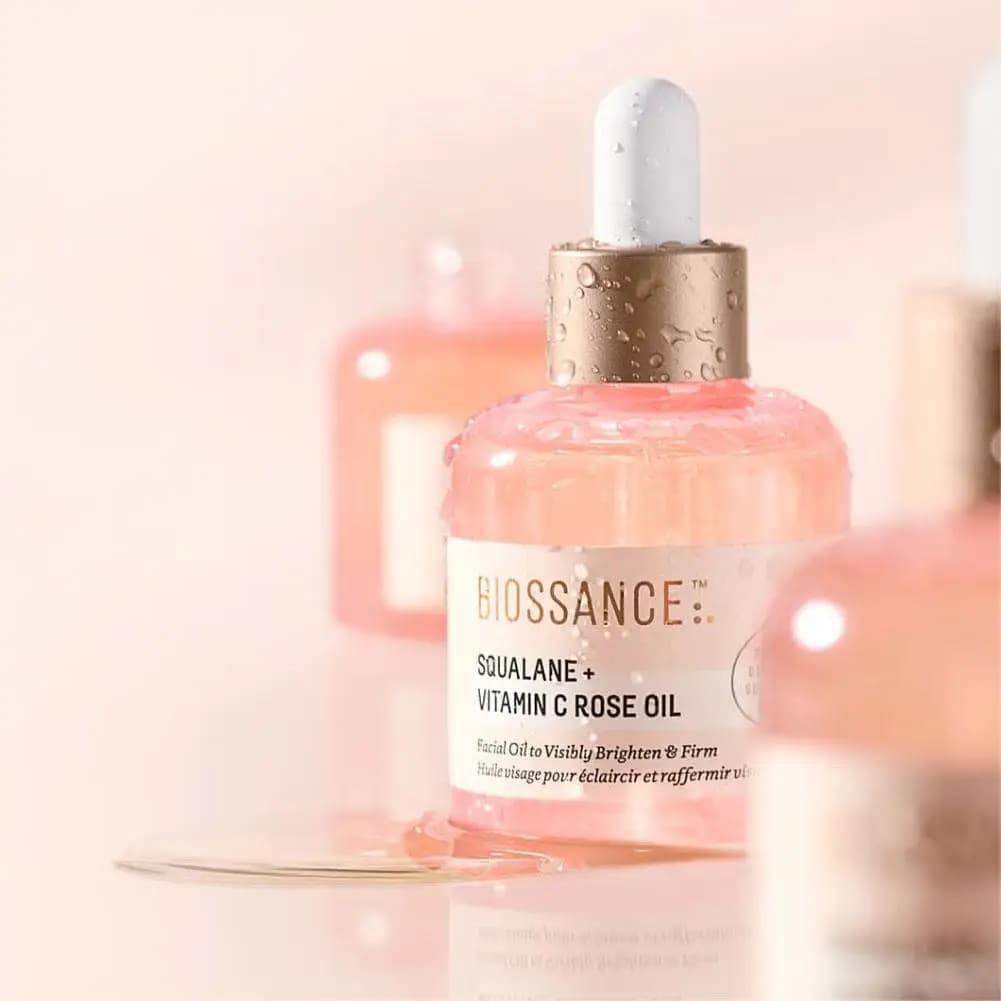 Essenza idratante illuminante e rassodante per il viso Biossance Squalane + Vitamina C e Olio di Rosa, migliora il rossore e le linee sottili.
