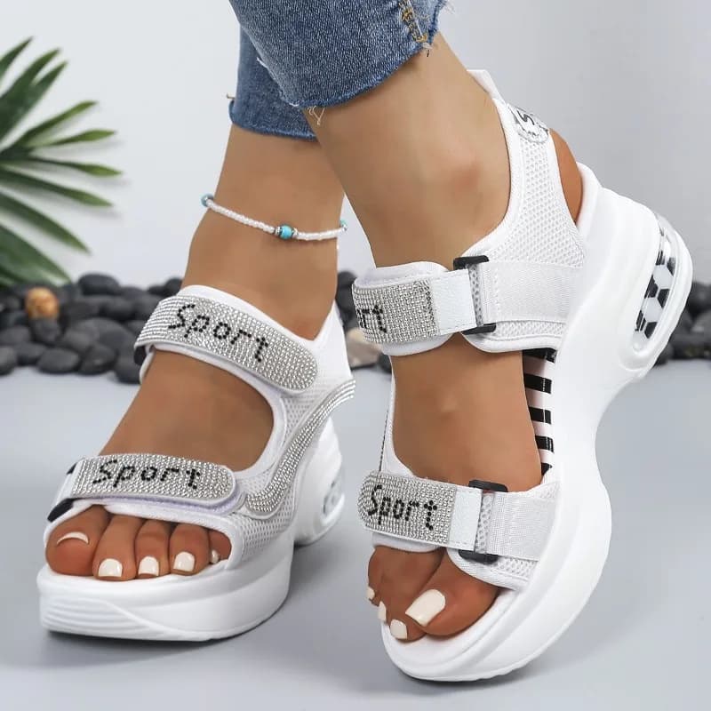 Nuovi sandali alla moda da donna con suola spessa e uno stile sportivo, con velcro e strass, ispirati ai sandali romani