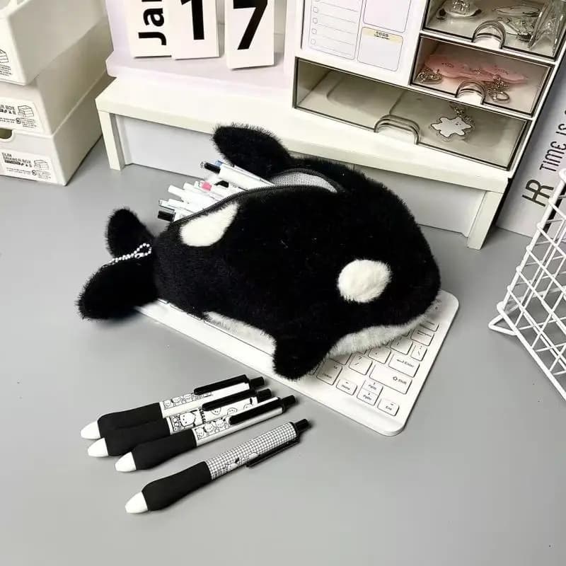 Astuccio in peluche a forma di orca dei cartoni animati, borsa portaoggetti per cancelleria di grande capacità per uso quotidiano e regalo per studenti