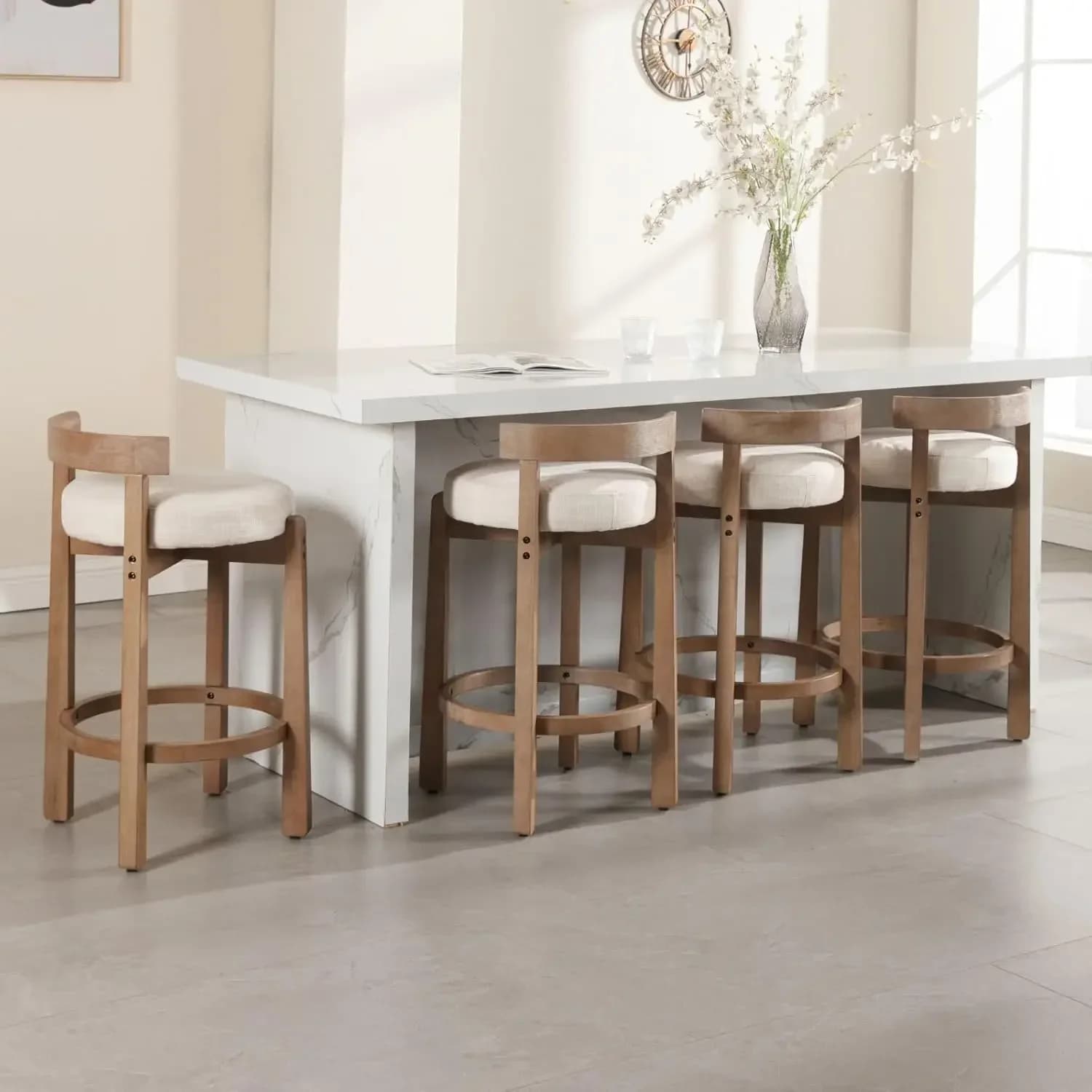 Set di 4 Sgabelli da Bancone in Lino Stile Mid-Century, Altezza Seduta 26,5”, Sgabelli Bassi Imbottiti con Gambe in Legno Naturale e Schienale Rotondo