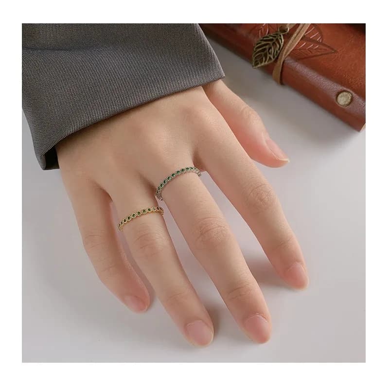 Anello Semplice con Fila di Diamanti e Zirconi Verdi, Gioiello da Donna alla Moda, Versatile e Raffinato