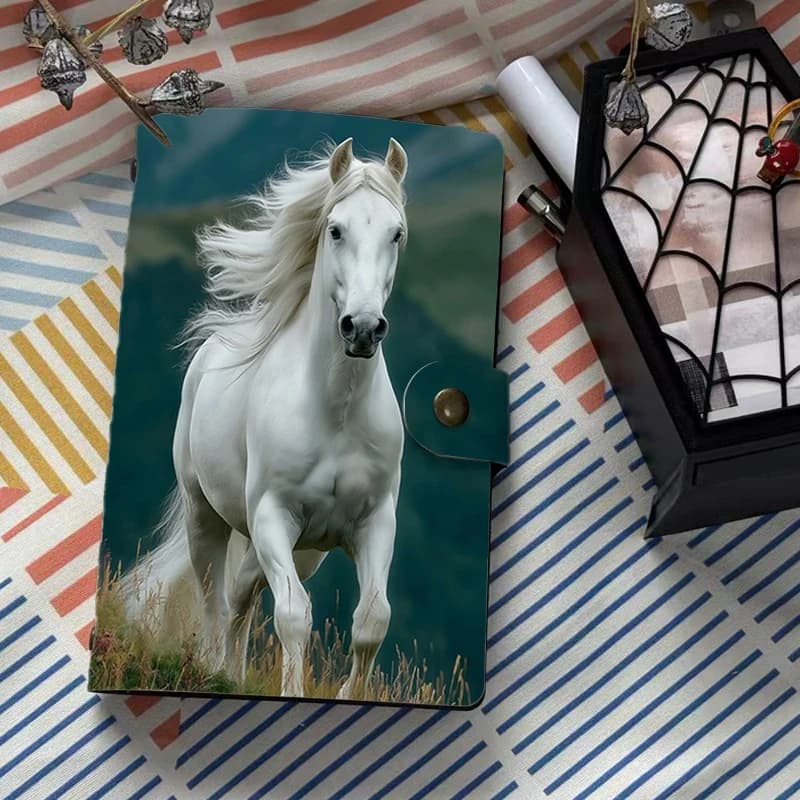 Quaderno A6 in Pelle PU con Stampa Artistica Cavallo Bianco Selvaggio nel Paesaggio Montano, Diario/Agenda con Bottone in Metallo per Uso Quotidiano e Scolastico
