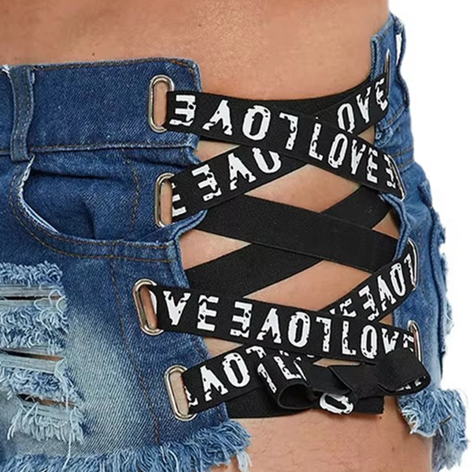 Shorts in denim da uomo distressed e strappati, con lettere laterali, nastri e lacci, cut-out, vita bassa, orlo grezzo, modello hot pants.