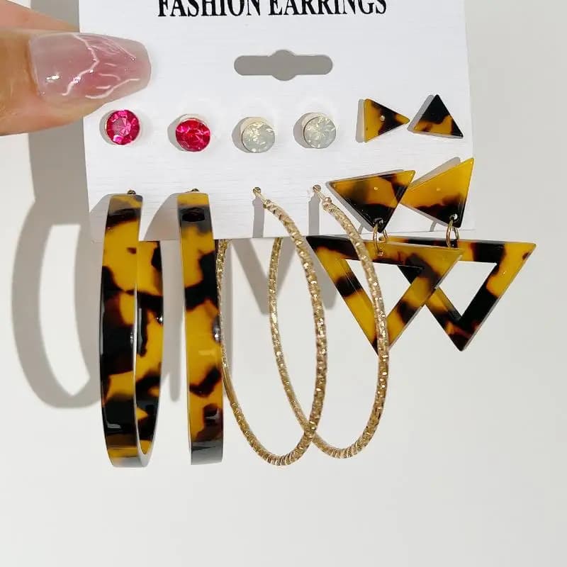 Set di orecchini placcati in oro con perle finte, strass e disegni a stella per l'uso quotidiano, feste, appuntamenti e come regalo.