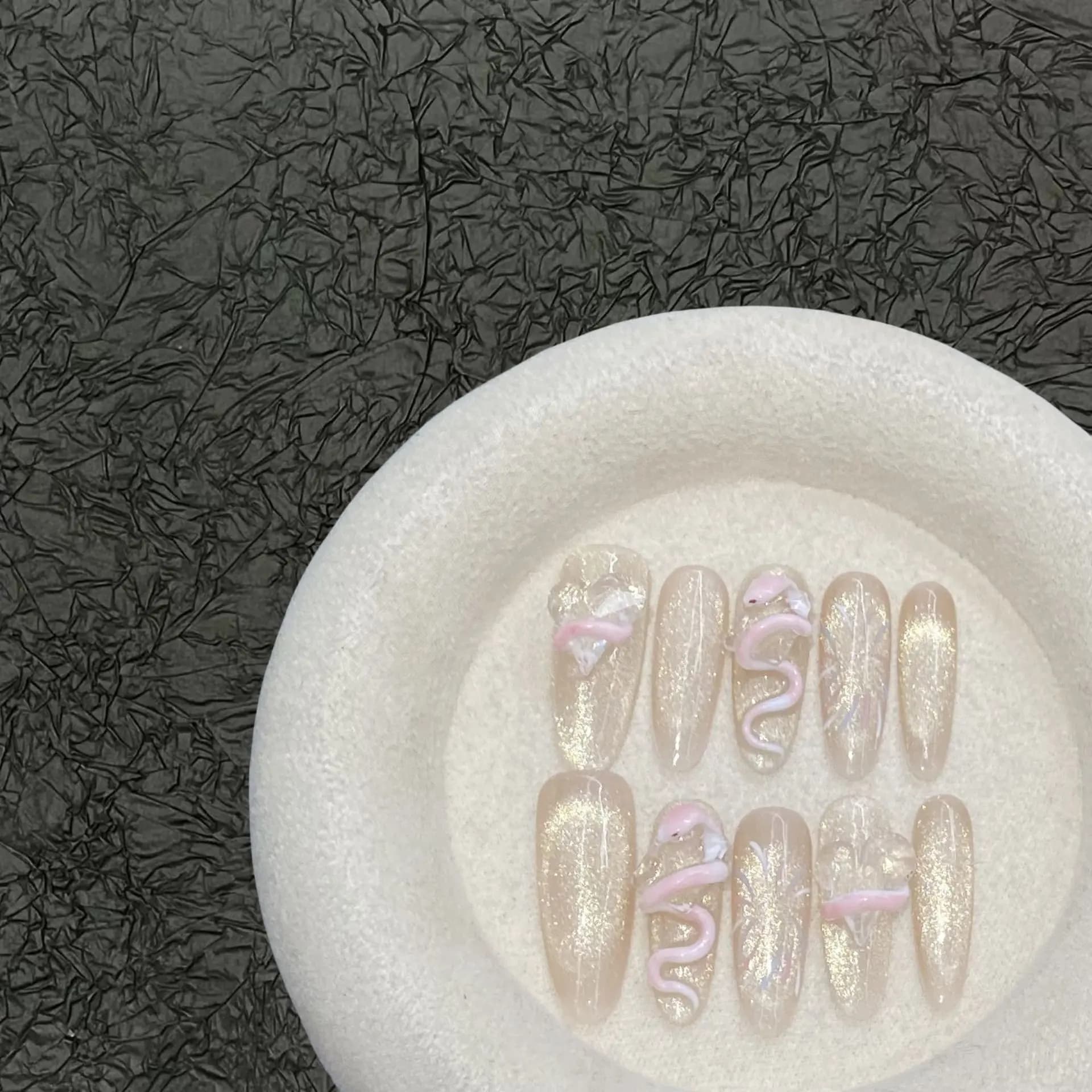 Anno del serpente fiore glitterato di lusso stampa fatta a mano sulle unghie serpenti rosa intrecciati cuori d'amore unghie finte toppe unghie artistiche