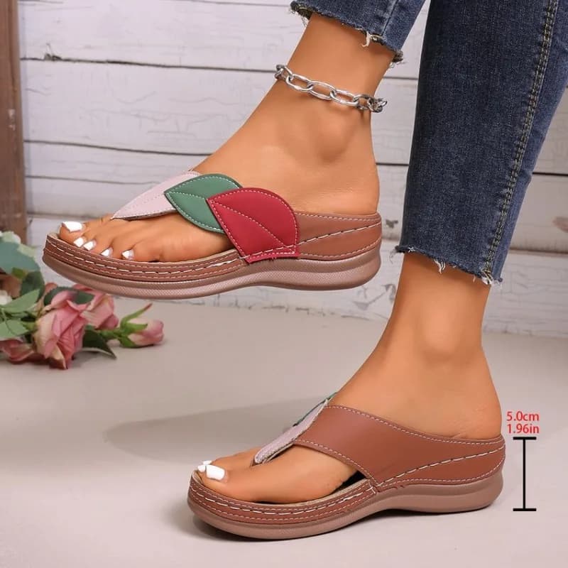 Ciabatte Estive da Donna alla Moda con Punta Rotonda e Tacco a Zeppa, Sandali in Pelle con Fiori, Calzature Casual Comode