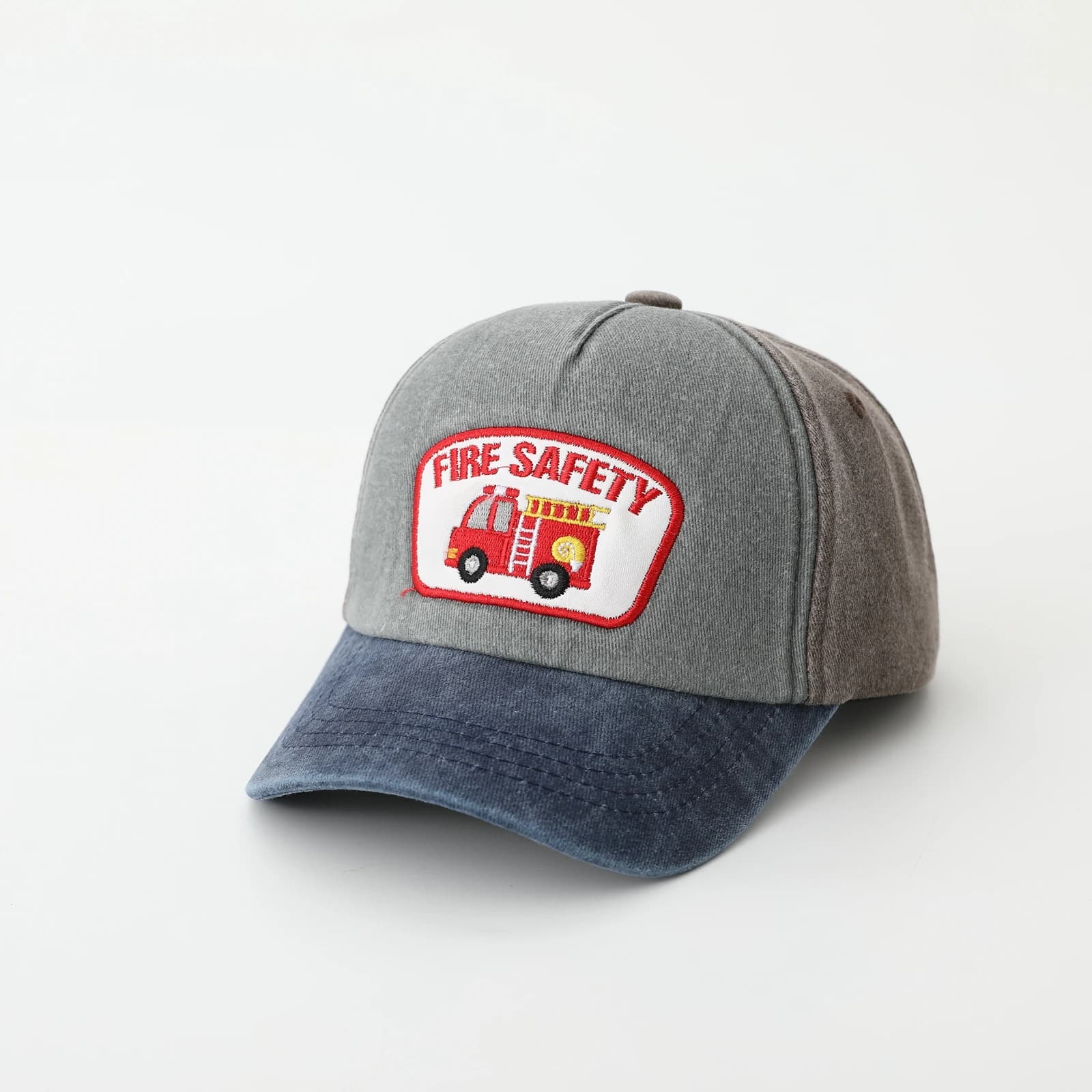 Cappellino da baseball per bambini alla moda, casual, con patchwork, effetto lavato, applicazioni e ricamo a forma di camion dei pompieri.