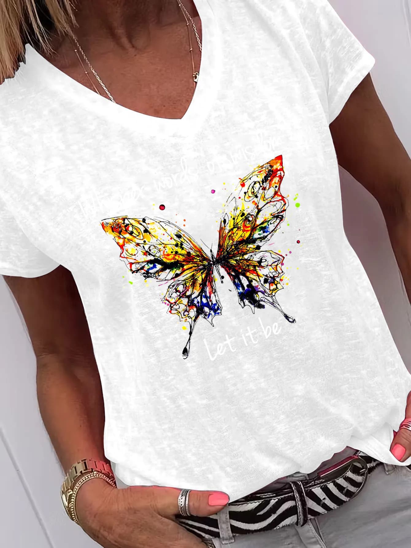T-shirt da donna con grafica a farfalla, alla moda, a maniche corte, con scollo a V, top casual per tutti i giorni, con stampa estiva e primaverile