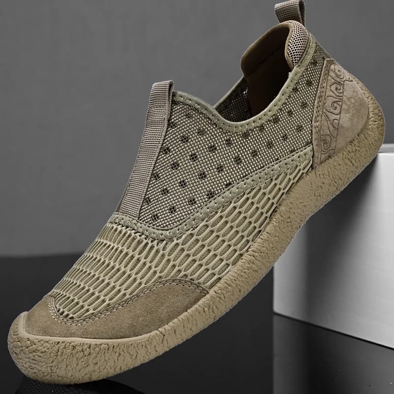 Outdoor Mesh Men Sneakers Slip On uomo mocassini scarpe traspiranti scarpe Casual estive per uomo scarpe da trekking da campeggio leggere