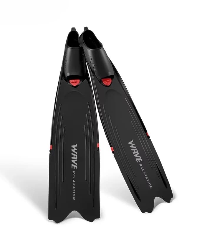 Pinne per apnea in carbonio dal nuovo design: lama lunga per una potente propulsione, regolabili per lo snorkeling e le immersioni per adulti