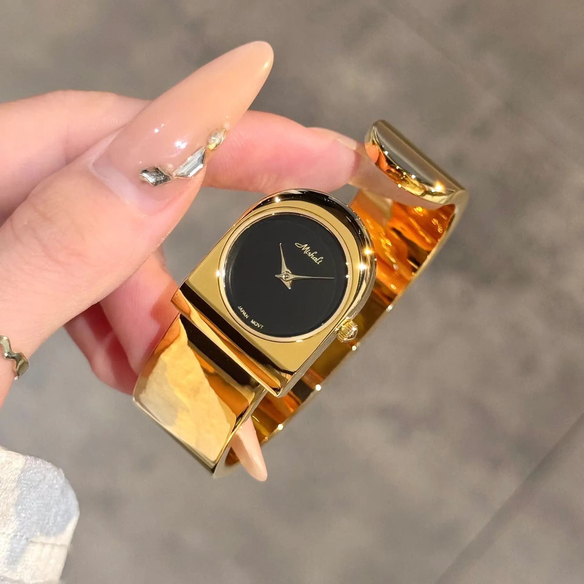 New Luxury Bracelet Watch, Elegant and Retro Custom Women's Watch, Golden Watch with Luxury Sensation and High Range.