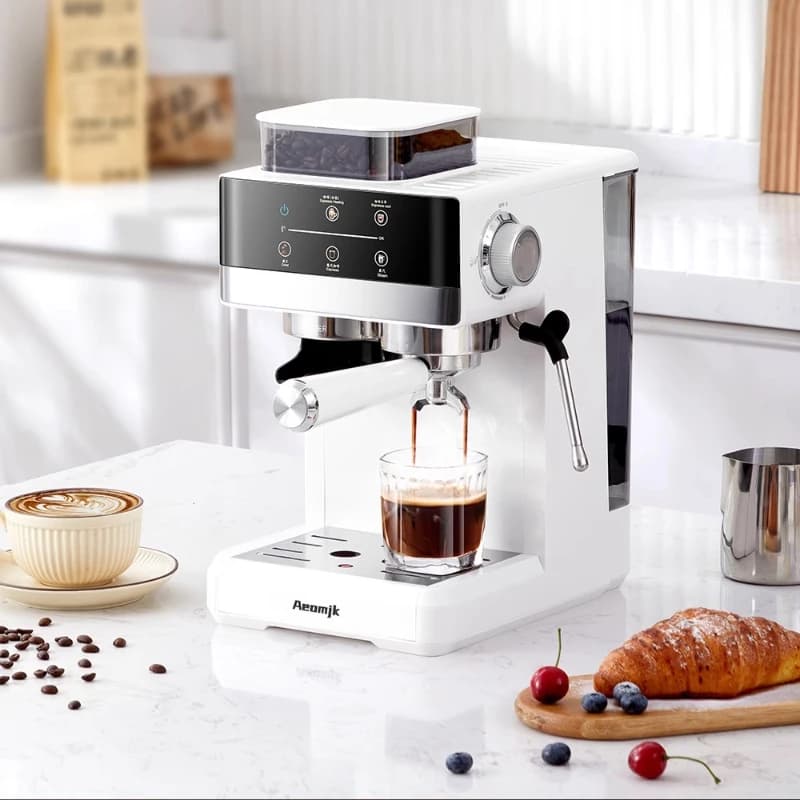 Piccola caffettiera fredda in stile italiano per uso domestico con funzione di macinazione integrata