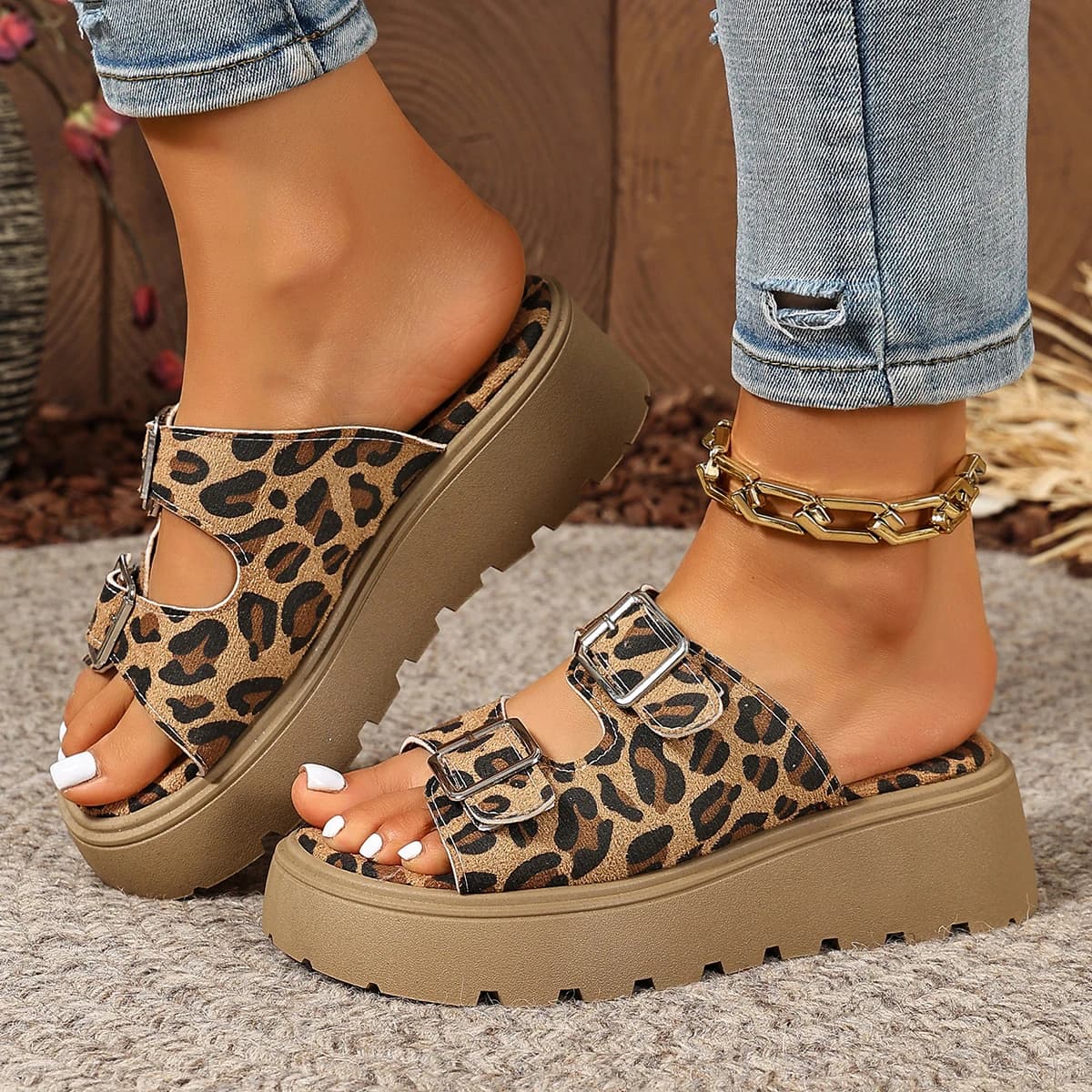 2026 New Soft-soled Fashionable Beach Shoes Thick-soled Cool Slippers for Women's Summer Outdoor Wear
