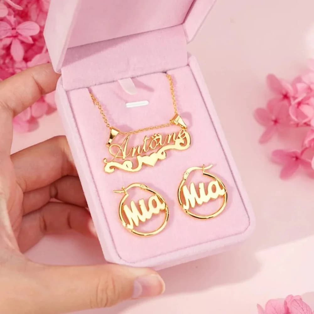 Set di Gioielli LeeChee con Collana con Ciondolo Scorrevole Personalizzabile in Acciaio Inossidabile e Orecchini a Cerchio da 20mm con Nome Inciso