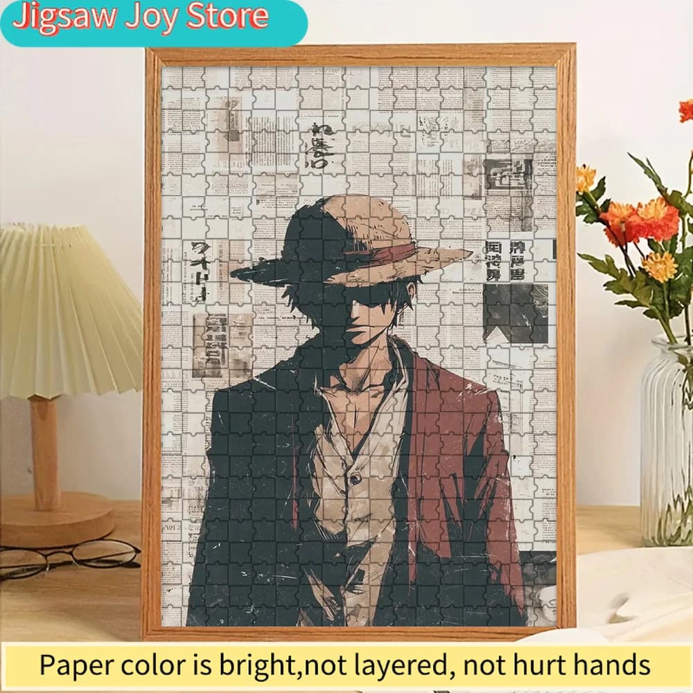 Puzzle in carta artistica con sfondo collage di giornali vintage di One Piece Monkey D. Luffy con cappello di paglia, anime, capitan pirata, cool e misterioso