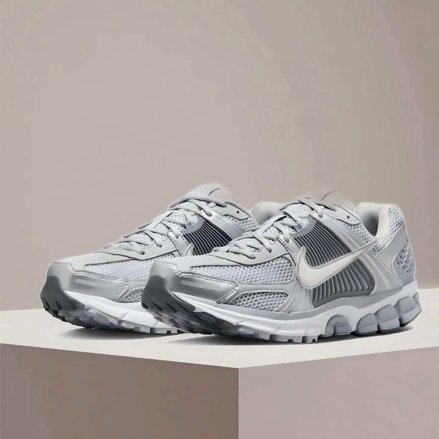 Nike Zoom Vomero 5 Yankees Scarpe da corsa unisex - Ammortizzazione reattiva leggera per uomo e donna Allenamento FJ4151-003
