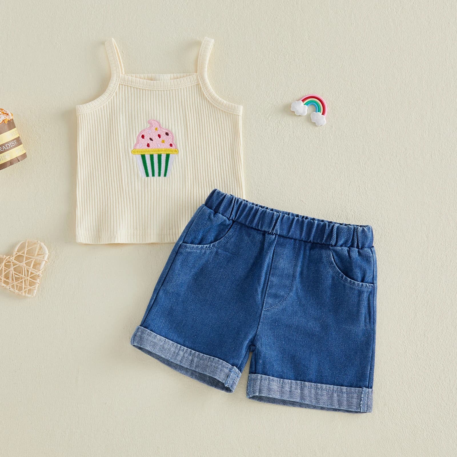 Adorabile completo estivo per bambina con top a costine con applicazione a forma di cupcake e eleganti pantaloncini in denim, set da 2 pezzi