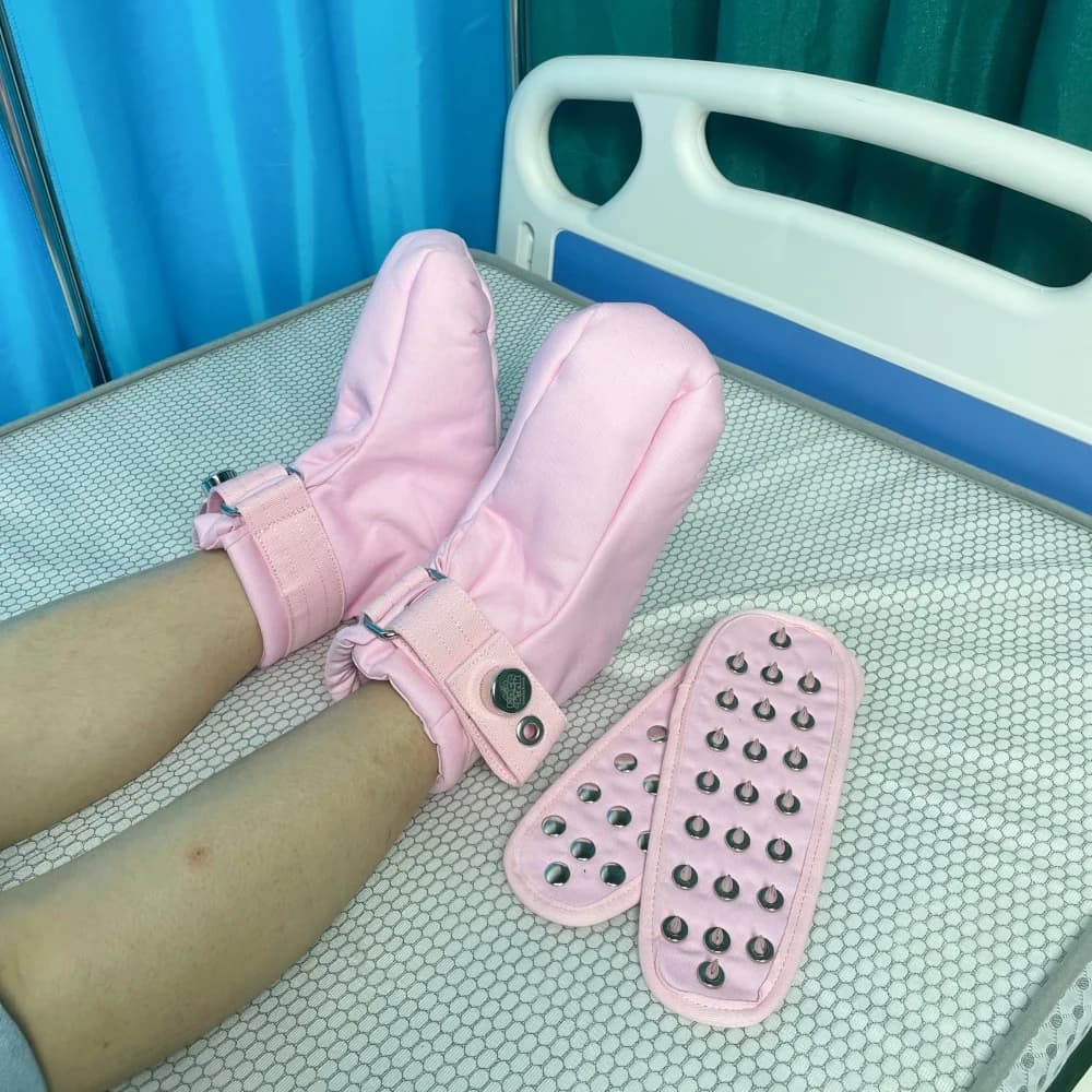 Scarpe di Contenimento Rosa con Chiusura Magnetica, Cinturino alla Caviglia Regolabile e Solette Chiodate per Pazienti - Calzature Mediche per la Cura della Salute