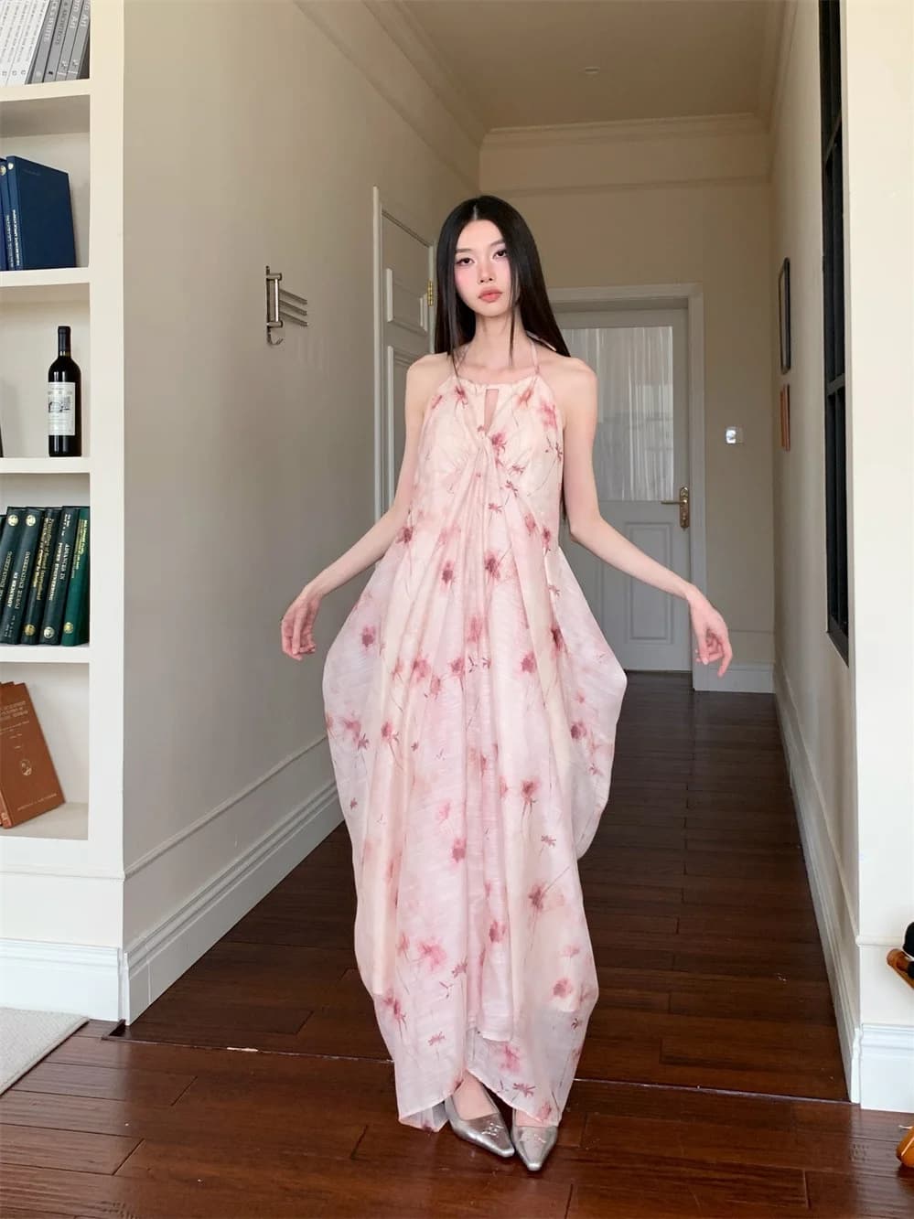 Abito lungo floreale alla moda con scollo a V e design a goccia, gonna a trapezio con silhouette di vaso in porcellana, per l'uso quotidiano estivo
