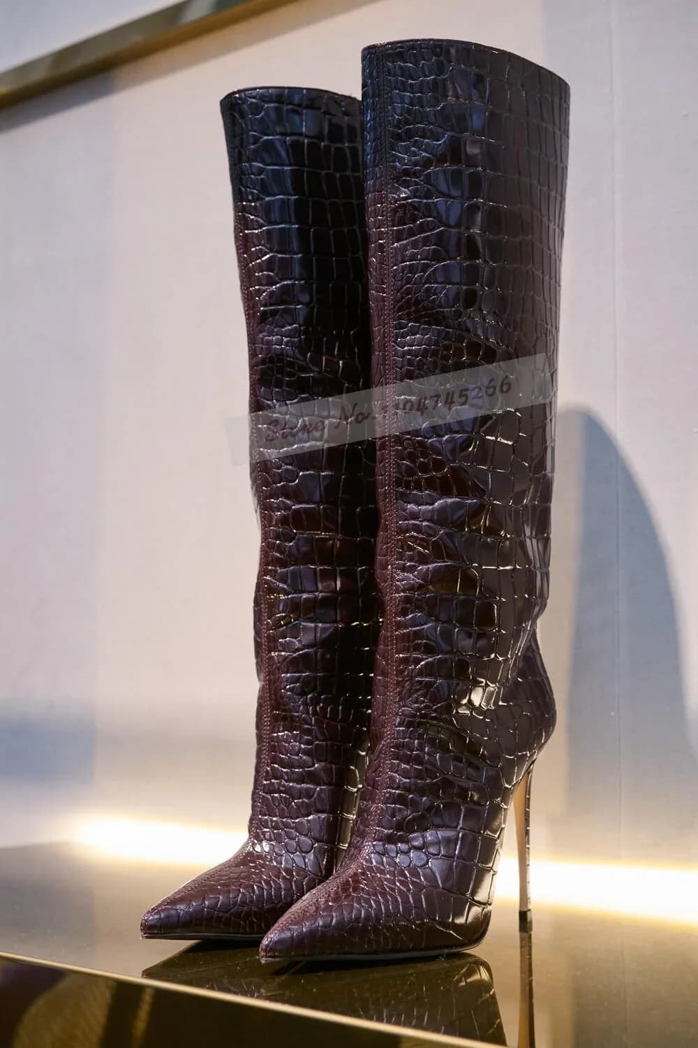 Stivali al ginocchio con tacco alto sottile in coccodrillo bordeaux Stivali alti con motivo pietra opaca rosso vino Scarpe eleganti eleganti con punta a punta