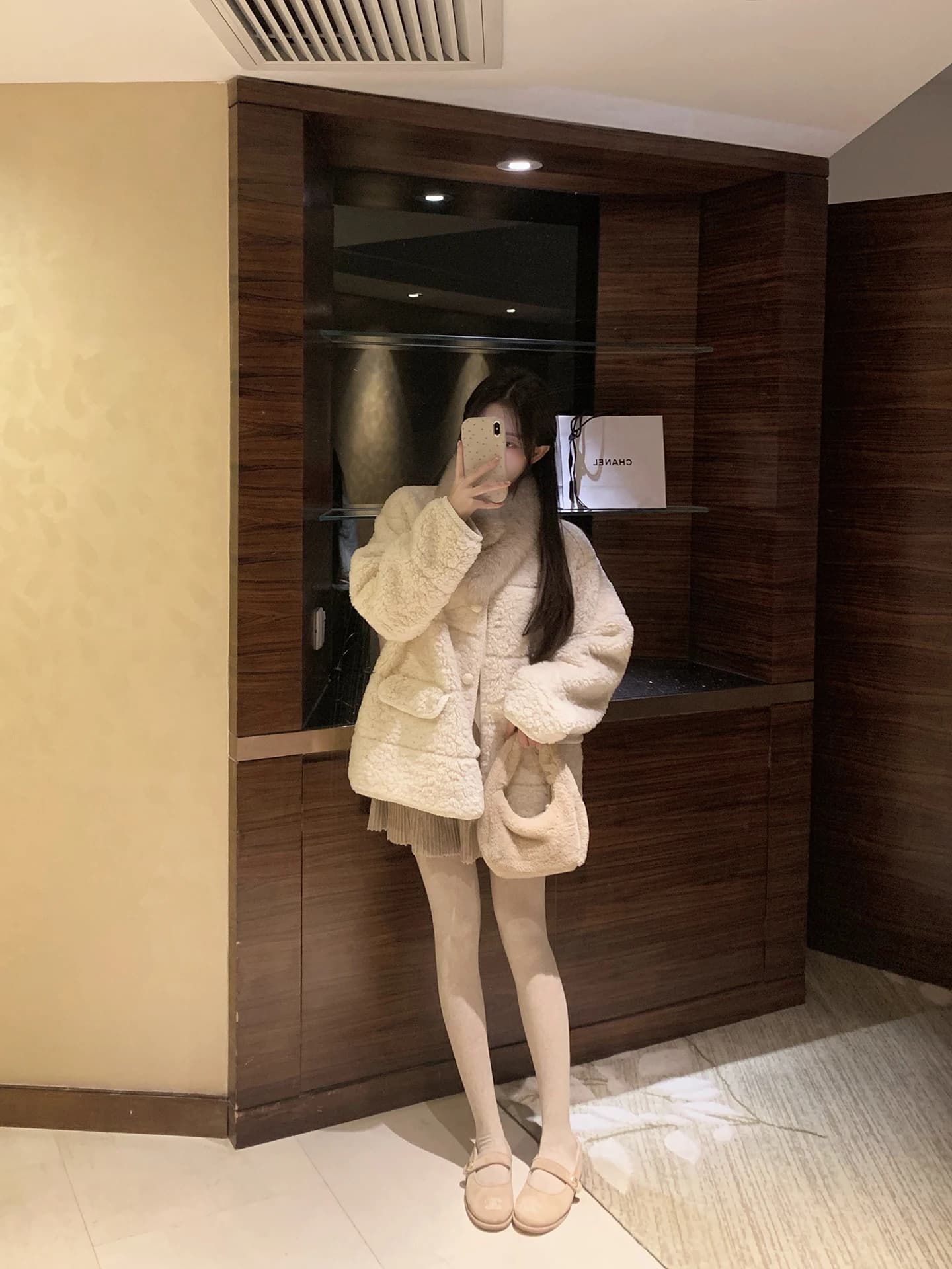 Cappotto Ecologico in Pelle e Pelliccia Sintetica Beige con Dettagli in Pelle, Stile Rotondo e Peloso...