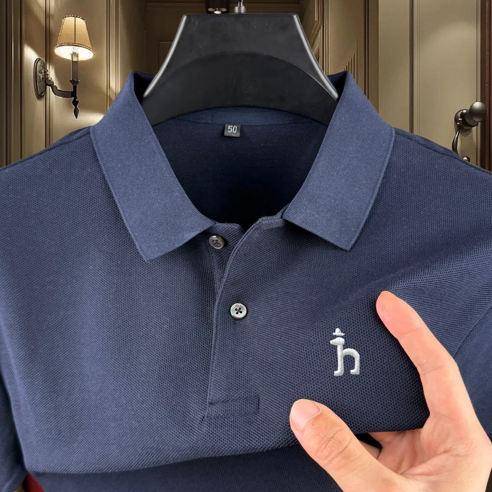 Polo da uomo a maniche corte in 100% cotone puro, di alta gamma, con ricamo raffinato a tema cane, ideale per l'estate, per il golf e per il tempo libero.