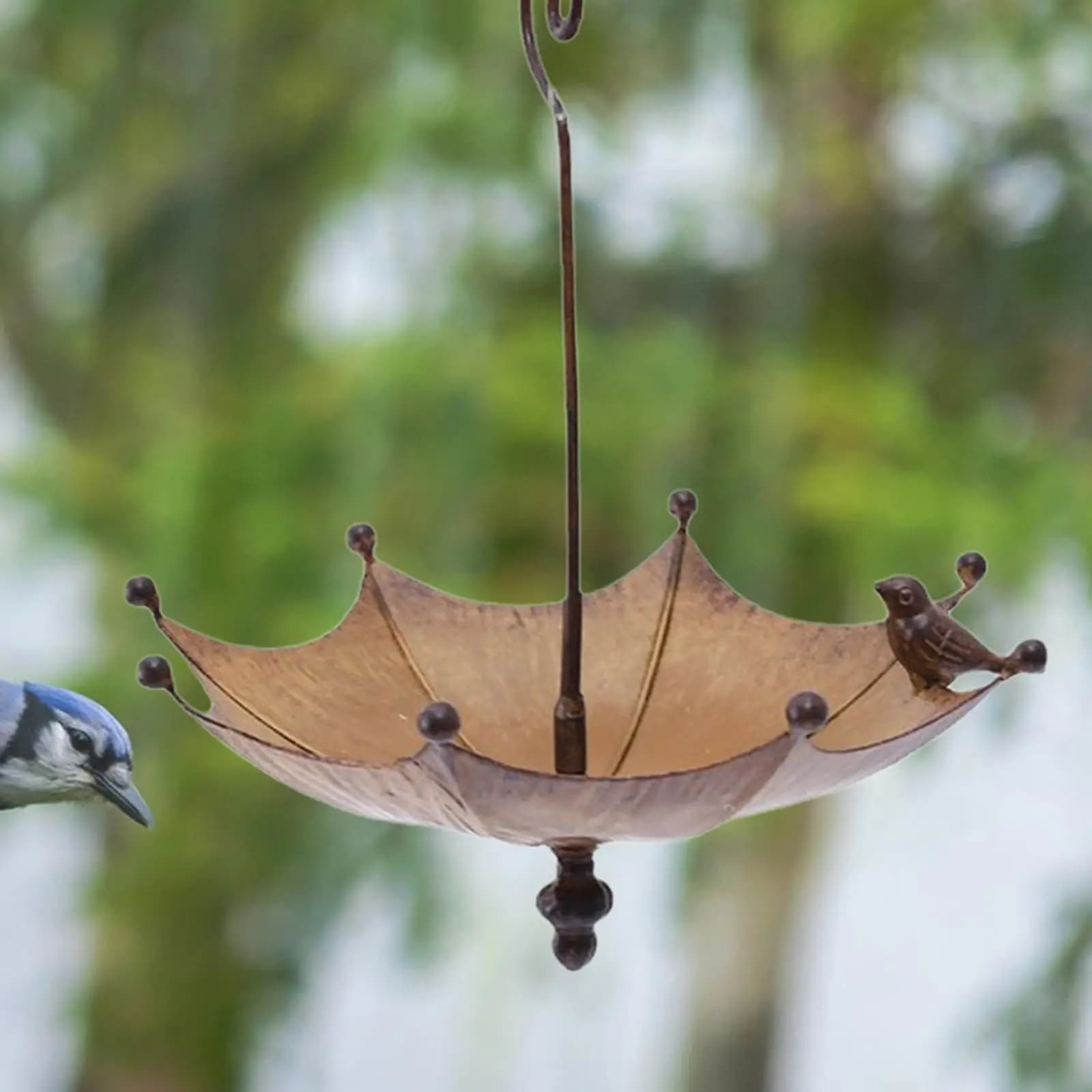 Mangiatoia per uccelli con ombrellone, vassoio per acqua da bagno per uccelli sospeso in metallo, contenitore per alimenti per uccelli, decorazione da giardino per prato, patio, cortile