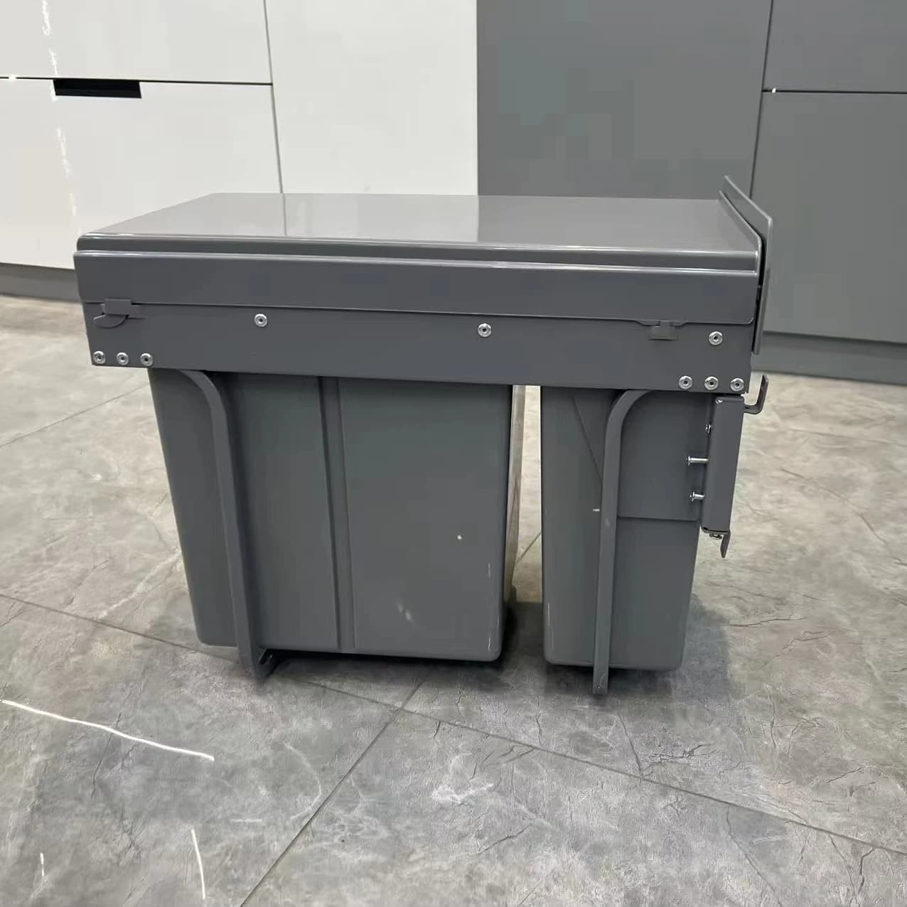 Cestino estraibile in plastica da 400 mm con chiusura rallentata, installabile sul retro dei mobili della cucina