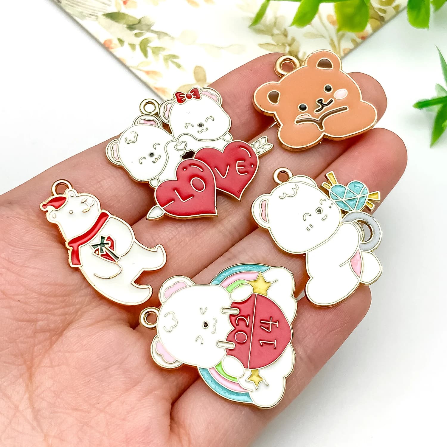 5/10 pezzi di simpatico orso di Natale cartone animato con pendenti a forma di cuore d'amore - Per collane, orecchini fai da te e accessori per San Valentino