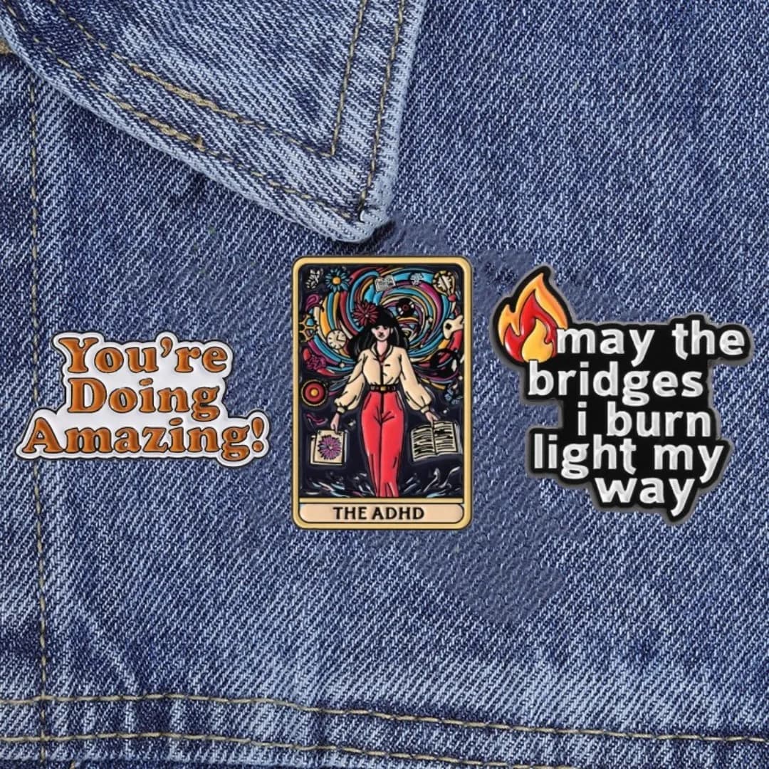 Il TDAH Tarocchi Carta Spille smaltate Salute mentale Spille Vestiti Camicia Distintivo in lega Gioielli da donna Regalo per un amico Commercio all'ingrosso personalizzato