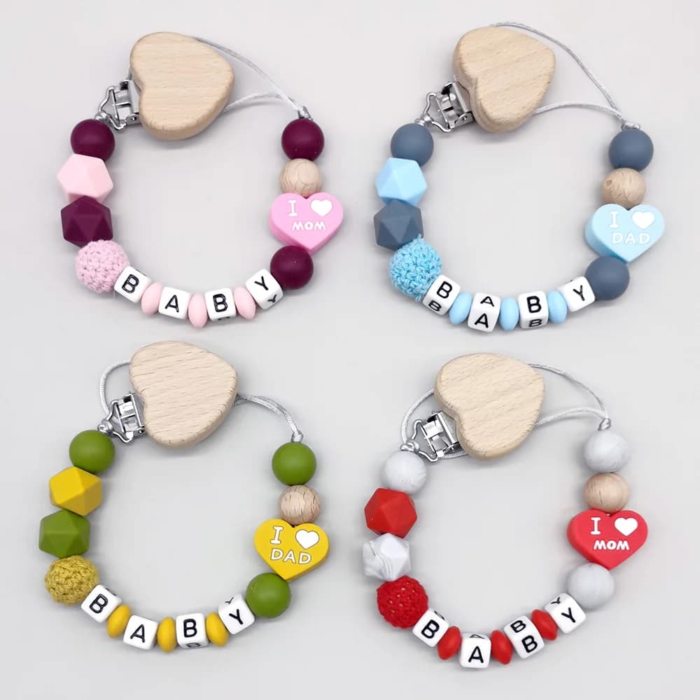 Nome personalizzato personalizzabile Massaggiagengive per bambini Clip per ciuccio Perline a forma di cuore in silicone Catena porta capezzoli fittizio Regalo per l'alimentazione infantile