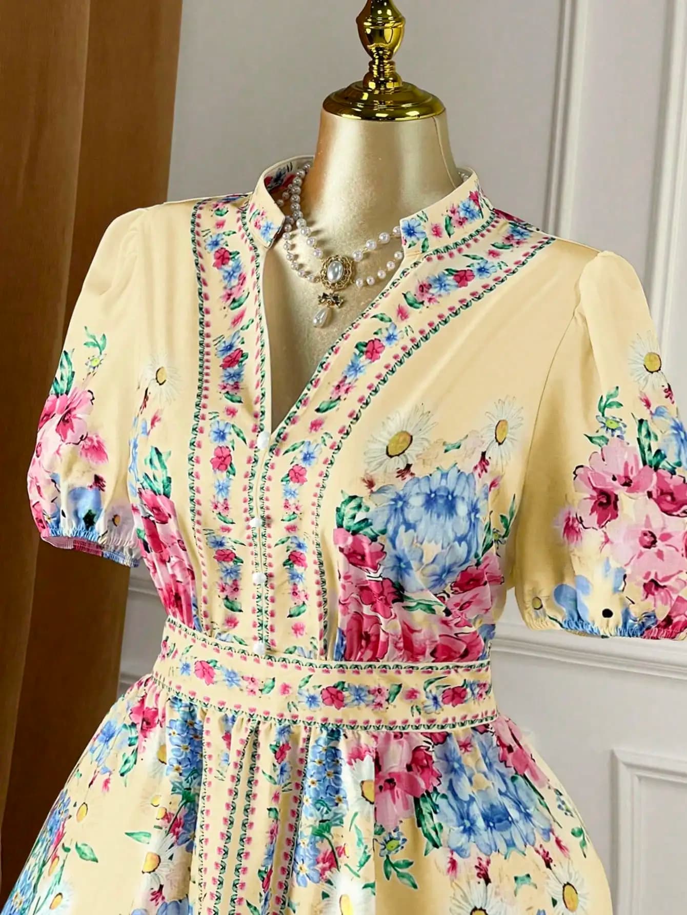 Abito da donna con stampa floreale, collo alto e maniche a sbuffo, ideale per le vacanze