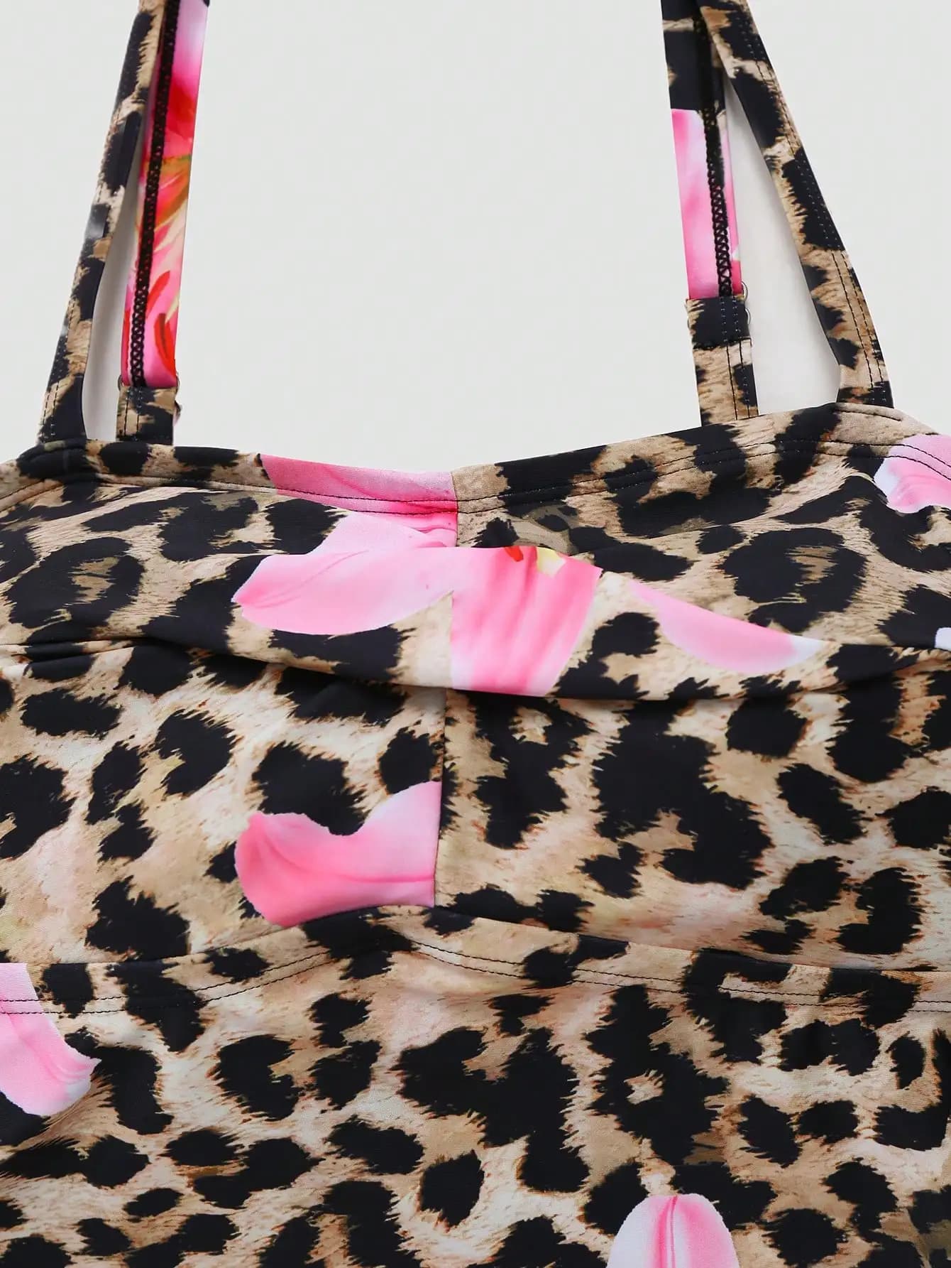 Costume intero con stampa leopardata e motivo floreale, con gonna avvolgente