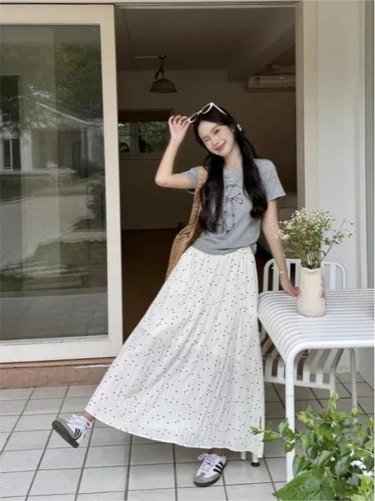 Completo da donna taglie forti: T-shirt casual con stampa a fiocco e gonna a pois a vita alta drappeggiata, taglie grandi, effetto snellente e coprente