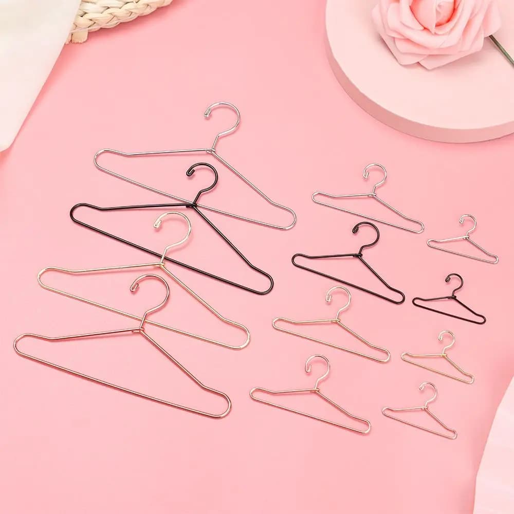 10 pz/set Cute Mini Hangers Metal Doll Dress Clothes Stand per Organizer abbigliamento per bambole appendini in miniatura decorazioni per casa delle bambole