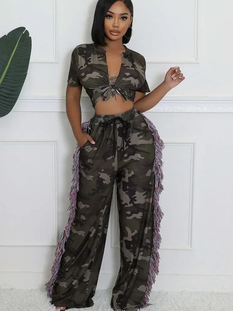 Completo da donna in due pezzi con stampa mimetica 2024 Streetwear Top corto con lacci e pantaloni a gamba larga con nappe laterali Set coordinati Y2K
