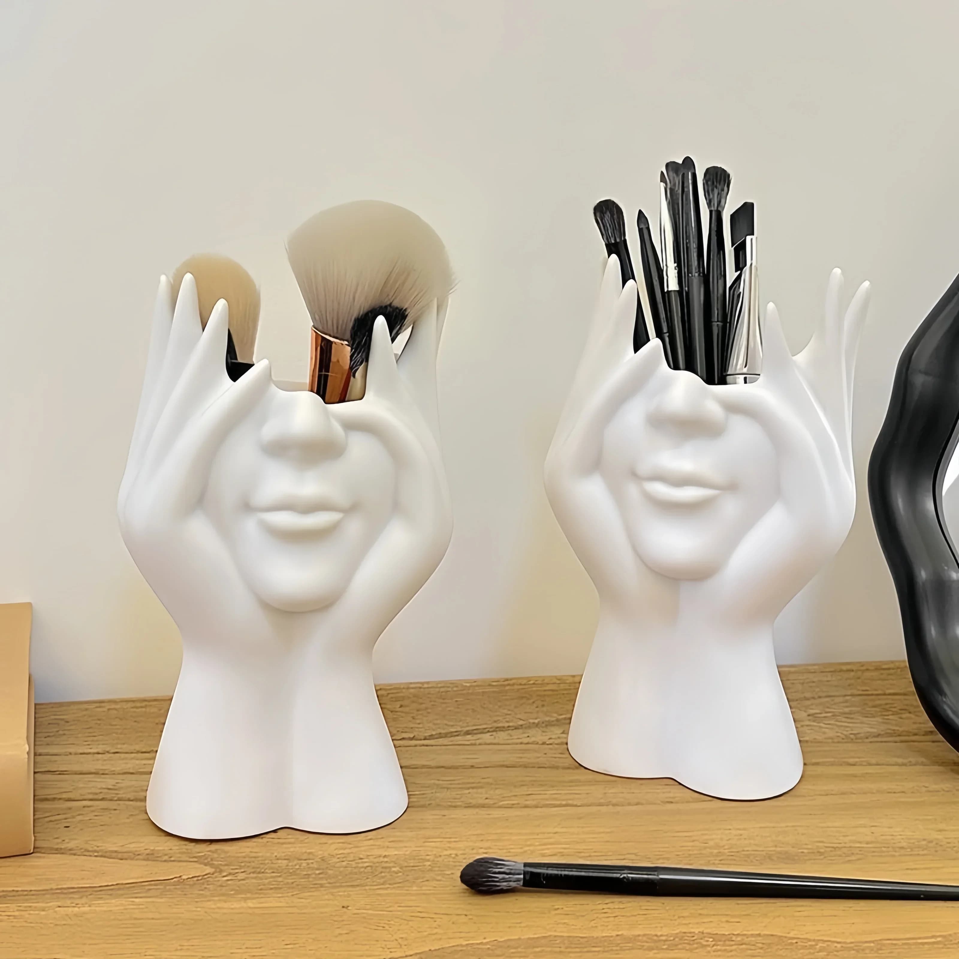 Una scatola portaoggetti creativa per il viso: un organizer da scrivania con un portaspazzole per riporre pennelli per trucco Amagi