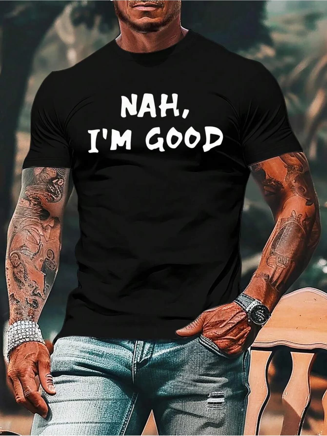 La maglietta da uomo ampia e fantasia presenta un top rosso stampato audace "Nah, I'm Good" con carattere bianco