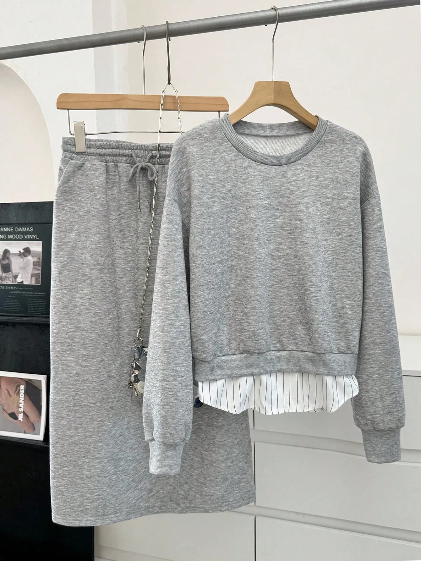 Set casual gray in 2 pieces: short sweatshirt with layered hem and skirt with slit edge
