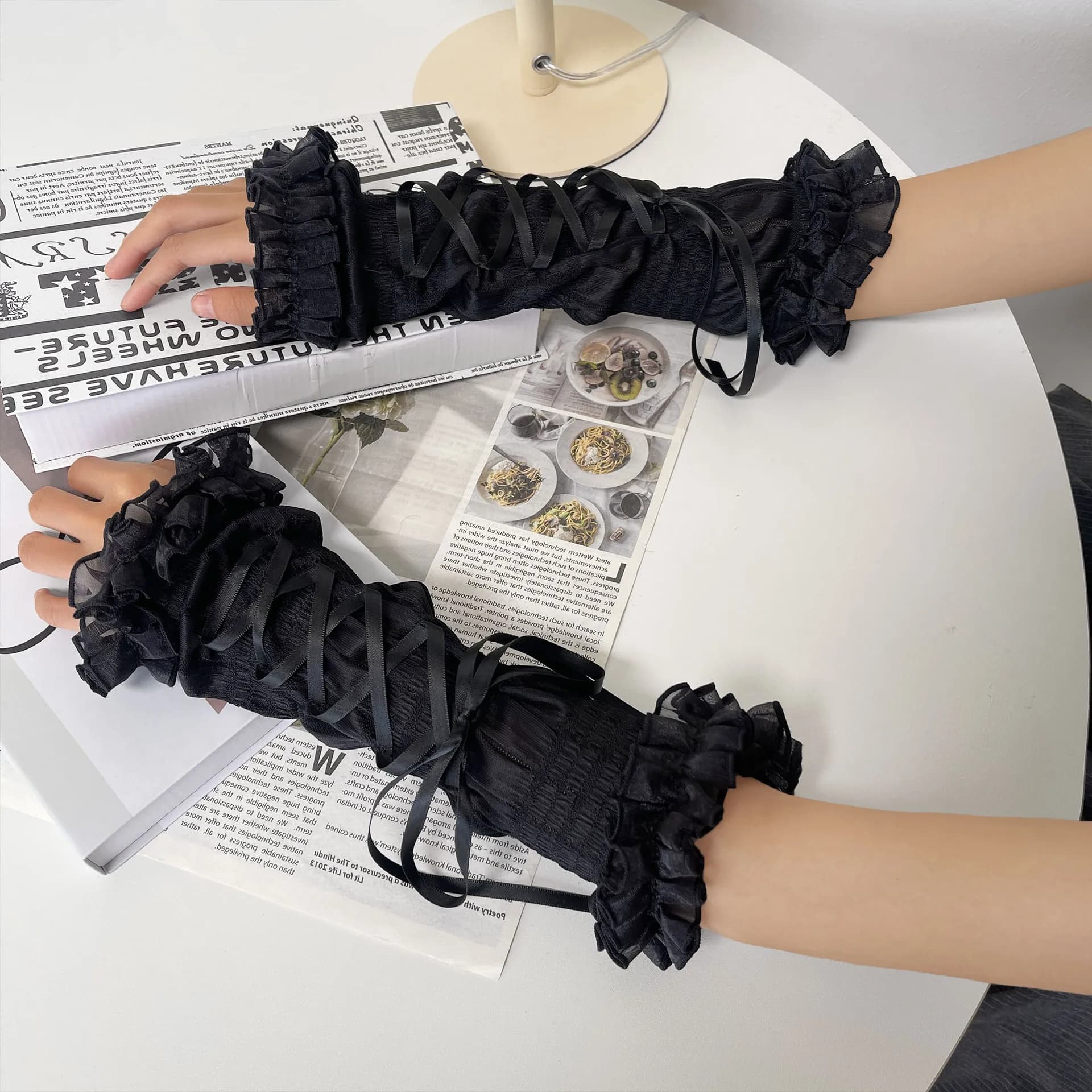 Long lace gloves with lace strap and thin sleeves for women