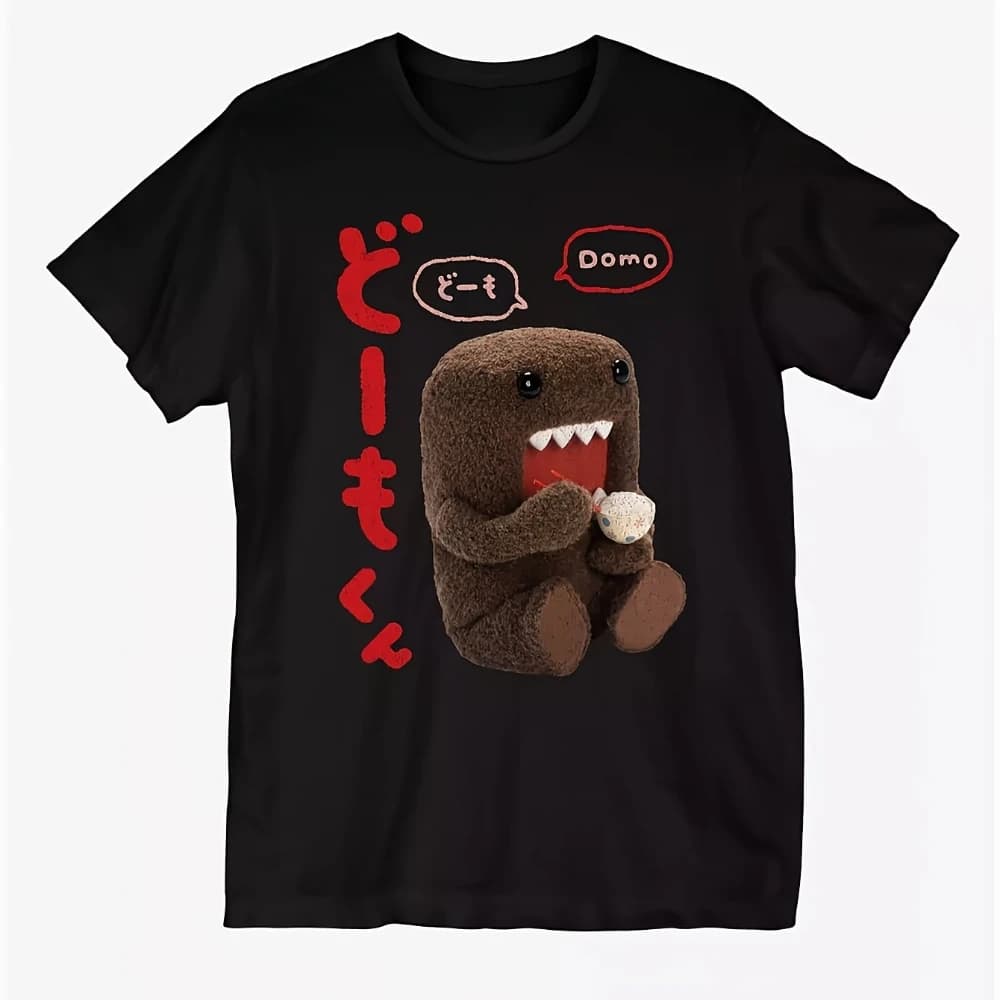 T-shirt nera regular fit con stampa del personaggio Domo Kun e motivo giapponese, perfetta per i fan dell'anime, regalo trendy per la cultura pop.