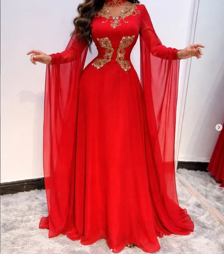 Caftano Rosso Marocchino a Linea A per Cerimonie con Mantella a Maniche Lunghe, Applicazioni Glitterate, Abito da Sera Kaftan Henna su Misura Personalizzabile