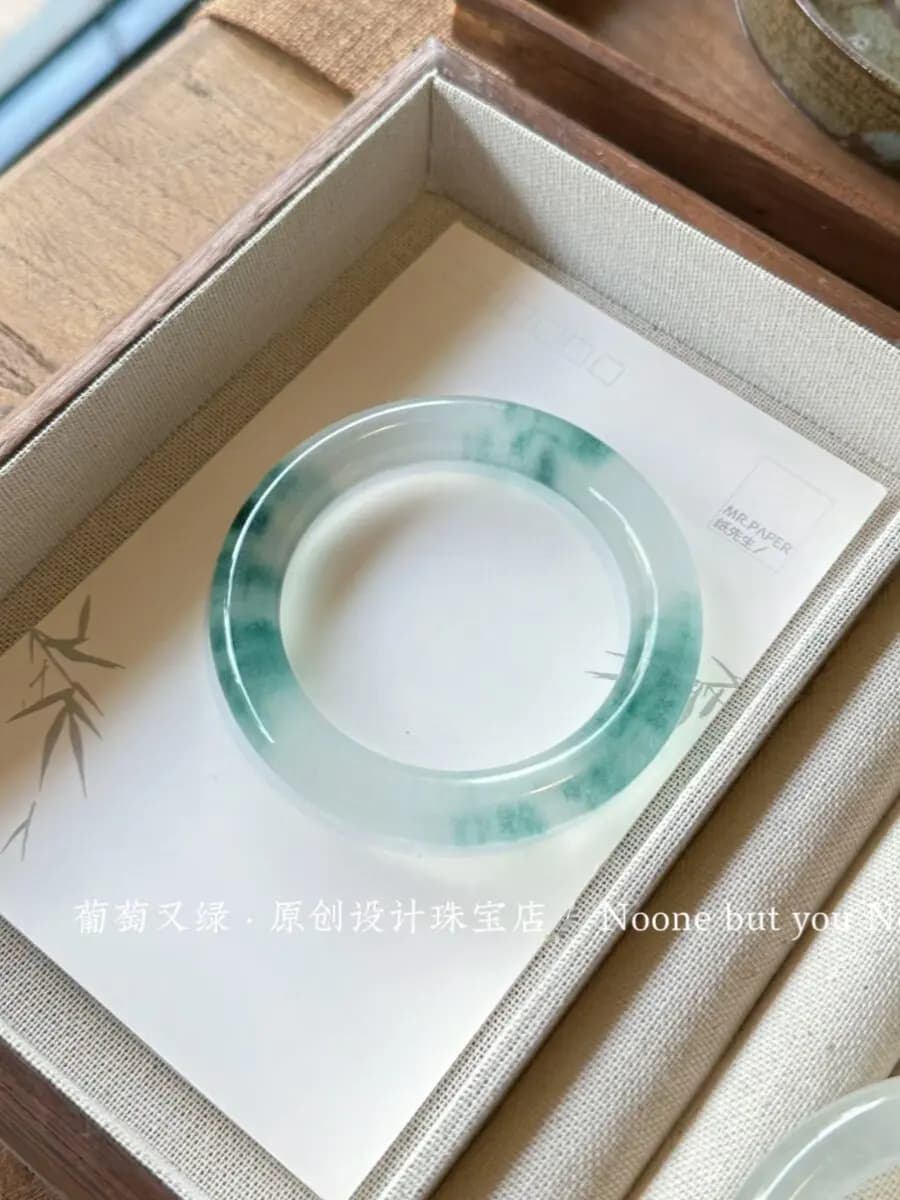 Bracciale in giada di Myanmar con giada di tipo Ice Seed, motivo floreale fluttuante e barra rotonda.